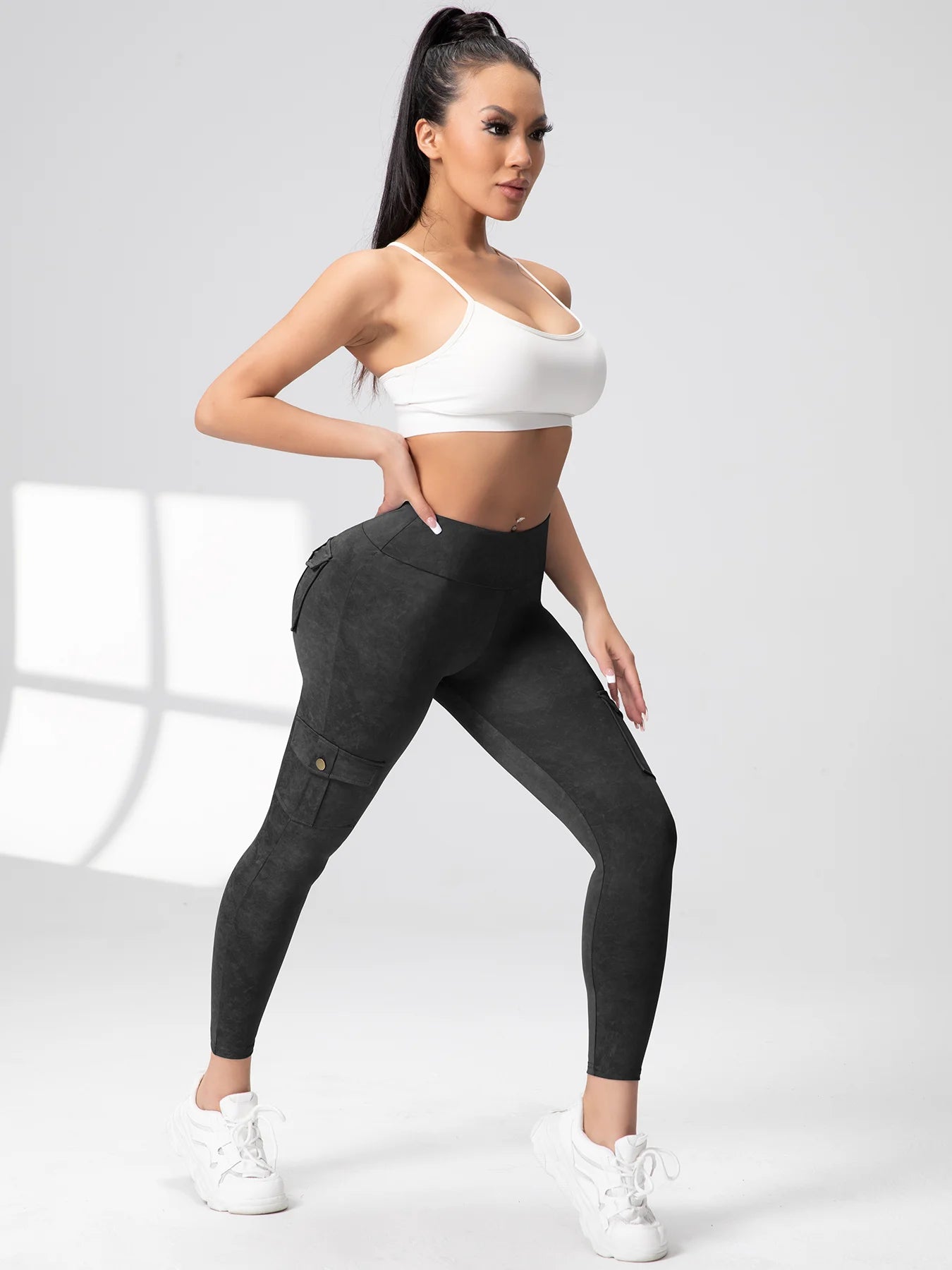 Elevate Your Workout with Our Seamless High-Waist Yoga Cargo Leggings for Women – Stylish with Pockets and Hip Lifting Design!